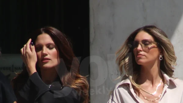 Η μία έβγαζε βόλτα τον σκύλο της και η άλλη κρατούσε φρατζόλες ψωμιού - Η καθημερινότητα της Συνατσάκη & της Οικονομάκου πίσω από τα φώτα της δημοσιότητας