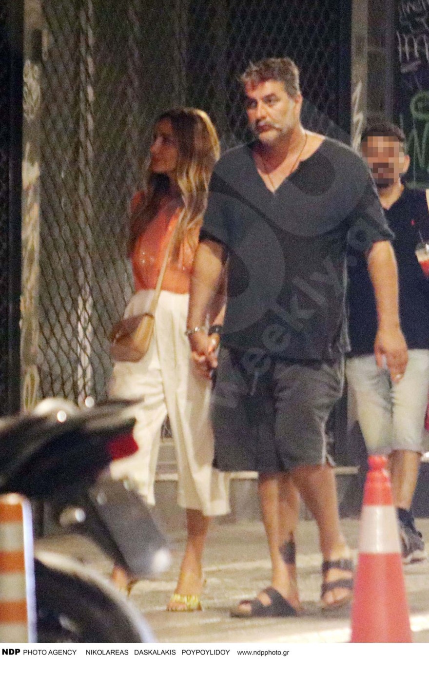 Εκείνη με τιγρέ γόβα κι εκείνος με παντόφλα - Αποκλειστικές φωτογραφίες από τη νέα έξοδο της Δέσποινας Βανδή και του Βασίλη Μπισμπίκη