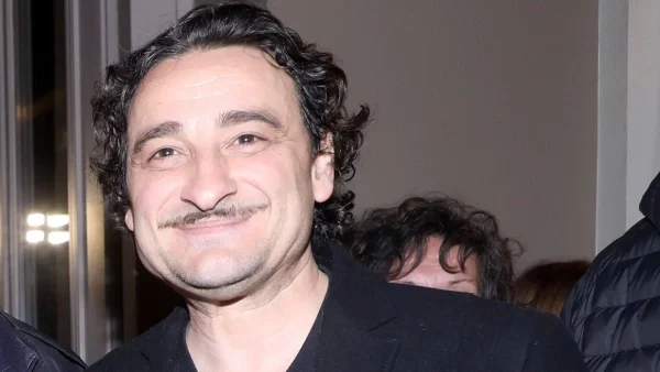 "Χωμένο" μέσα στα βουνά - Διώροφο με τζάκι, τεράστιο κήπο και θέα πράσινο το εξοχικό σπίτι του Βασίλη Χαραλαμπόπουλου στις Μηλιές