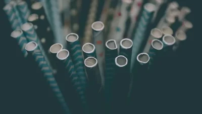 «Μπορεί να προκαλέσει μορφές καρκίνου, νεογνά με χαμηλότερο βάρος και...» - Πως τα χάρτινα καλαμάκια είναι επικίνδυνα για την υγεία