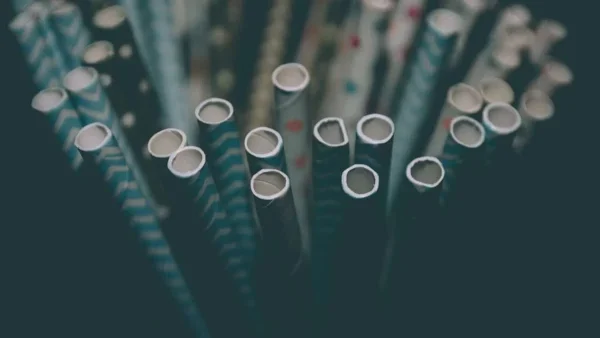 «Μπορεί να προκαλέσει μορφές καρκίνου, νεογνά με χαμηλότερο βάρος και...» - Πως τα χάρτινα καλαμάκια είναι επικίνδυνα για την υγεία