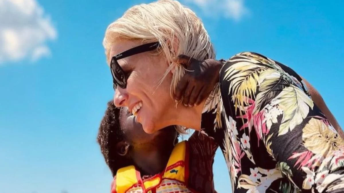 Με κοτσιδάκια στα μαλλιά και την ροζ τσάντα της στους ώμους - Συγκινημένη η Χριστίνα Κοντοβά για την επιστροφή της Ada στο σχολείο