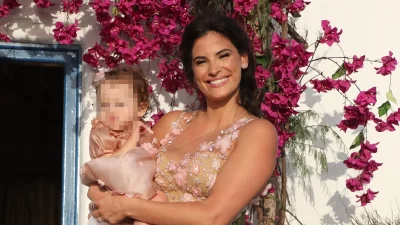 Χριστίνα Μπόμπα: Μαμά και κόρη σαν δυο σταγόνες νερό! Η μία ξανθιά και η άλλη μελαχρινή με ίδια μάτια, ζυγωματικά και χαμόγελο