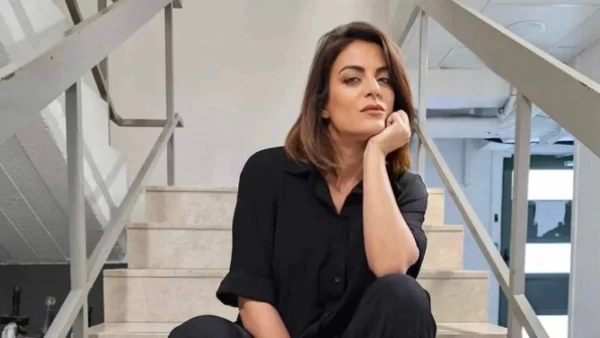 Με σατέν μαύρο φόρεμα και ψηλοτάκουνες γόβες - Η νέα ολόσωμη φωτογραφία στο στούντιο του OPEN μετά την ανακοίνωση της εγκυμοσύνης