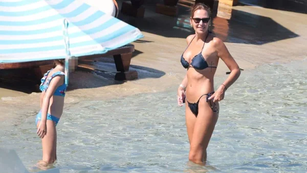 Με σέξι μπικίνι στα 38 της η Υβόννη και τέλειο κορμί! Θα το βρεις στα Zara για τις φθινοπωρινές σου βουτιές!