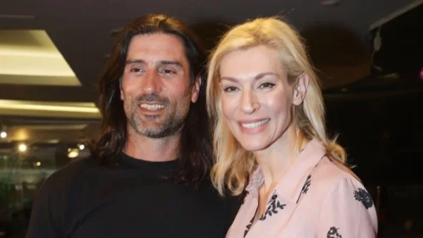 Ξανά μαζί η Ζέτα Δούκα και ο Μιχάλης Χατζαντωνάς για χατίρι της κόρης τους - Η φωτογραφία στα σκαλοπάτια του σπιτιού τους