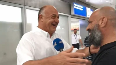 «Βίον ανθόσπαρτον» - Το σχόλιο του Αχιλλέα Μπέου για το γάμο Κασσελάκη και οι αγκαλιές στο αεροδρόμιο με την κόρη του