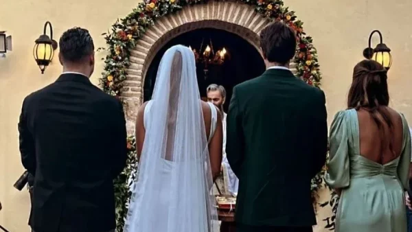 Παντρεύτηκε υπό άκρα μυστικότητα πρώην συνεργάτης της Ναταλίας Γερμανού - Με κομψό νυφικό η καλή του και ο γαμπρός με πράσινο κοστούμι