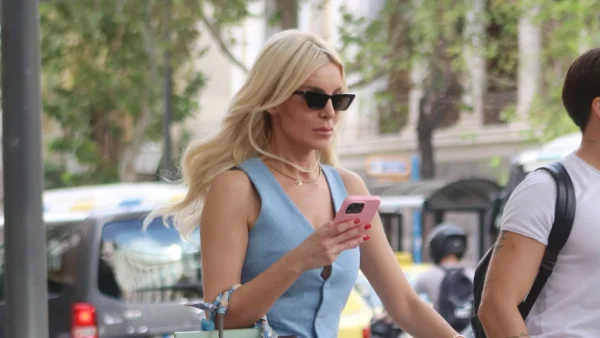 Πανζουρλισμός στο κέντρο της Αθήνας με την Κατερίνα Καινούργιου - Κομψή με γαλάζιο γιλέκο και καμπάνα παντελόνι