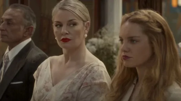 Το Προξενιό της Ιουλίας: «Δεν θα επιτρέψω ποτέ να παντρευτείς τον γιο του φονιά του πατέρα σου! Εσύ το αντέχεις;» - Υποκύπτει τελικά στις πιέσεις της μητέρας της