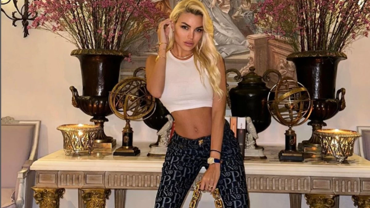 Πολυέλαιοι, μαρμάρινα τραπέζια, χρυσοί δίσκοι & καθρέφτες - Kλασάτο με vintage στοιχεία το διαμέρισμα της Αλεξάνδρας Παναγιώταρου στο κέντρο της Αθήνας