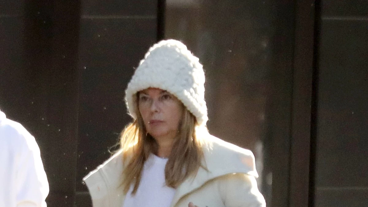 Με χαλαρό look και τα μαλλιά της πιασμένο κότσο - Η εμφάνιση της Σοφίας Αλιμπέρτη στο παλάτι των Βερσαλλιών