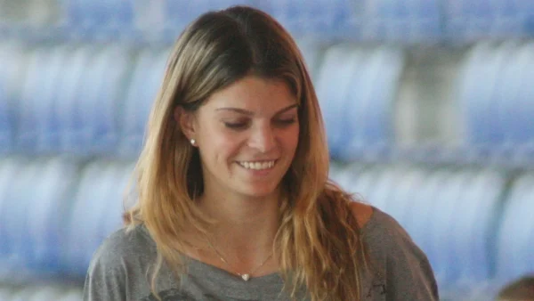 Ινκόγκνιτο στο νησί της Μυκόνου η Αθηνά Ωνάση - Έκρυβε το πρόσωπό της με μαντίλι (Βίντεο)