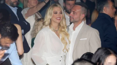 Τους "τσάκωσε" ο φακός λίγο πριν φιληθούν στο στόμα - Η αδημοσίευτη φωτογραφία με τα τρυφερά τετ α τετ της Σπυροπούλου & του Σταθοκωστόπουλου στη βάφτιση του Βλάση