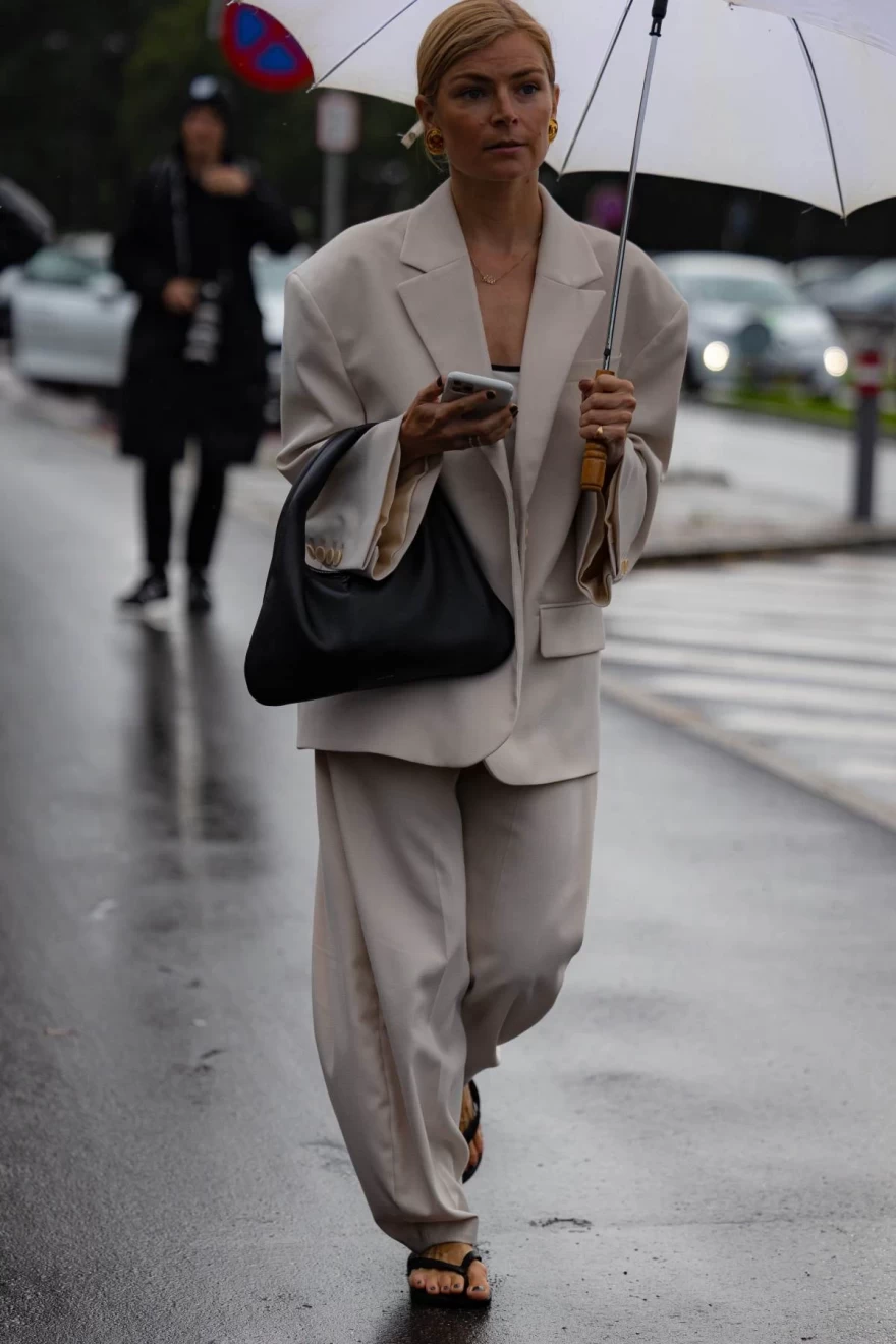 μπεζ κοστούμι