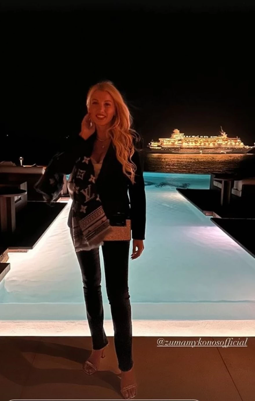 σπυροπούλου κοστούμι