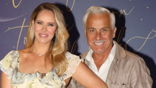 Εκείνος φροντίζει τα παιδιά όσο η Ανίτα Μπραντ λείπει σε ταξίδι στο εξωτερικό - Η φωτογραφία του Χάρη Χριστόπουλου να "κουβαλάει" τους δύο γιους του στο δρόμο