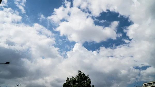 Καιρός 9/10: Που θα σημειωθούν πιθανώς σποραδικές καταιγίδες - Σε κανονικά επίπεδα η θερμοκρασία