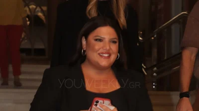 Με μίνι δερμάτινη φούστα και σακάκι - Η εντυπωσιακή έξοδος της Δανάης Μπάρκα από θεατρική παράσταση