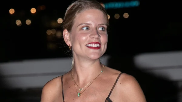 Πόζαρε με θέα το απέραντο γαλάζιο και τη φουσκωμένη της κοιλίτσα - Η νέα εμφάνιση της Δανάης Μιχαλάκη