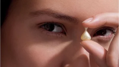 Στοχευμένη φροντίδα σε μορφή κάψουλας για αναζωογόνηση & λάμψη με λίγες μόνο κινήσεις!