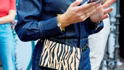 Το it denim φόρεμα θα το βρεις στο Zara μόνο με €19,99