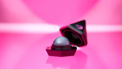 Pink is the new black: Νέα συλλεκτική συλλογή μακιγιάζ με εφέ που αλλάζει χρώμα απλά αγγίζοντας την επιδερμίδα σου!