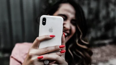 Red alert: To κόκκινο μανικιούρ «τρεντάρει» και αυτό το φθινόπωρο στο TikTok!