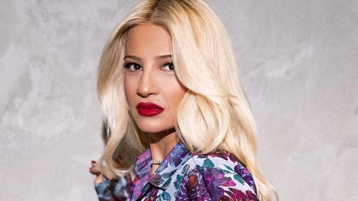 Retro vibes: H Φαίη Σκορδά δοκιμάζει ένα all-time classic μακιγιάζ & στρέφει όλα τα βλέμματα πάνω της!