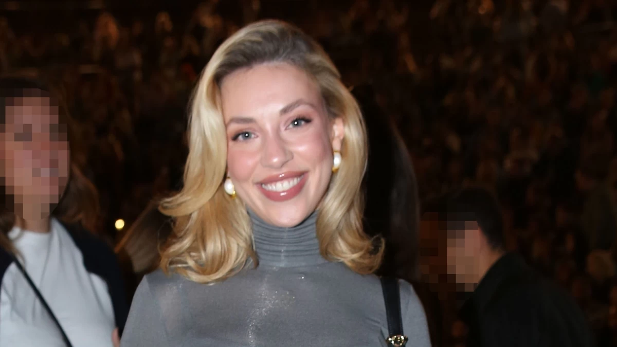 Με στενό μακρυμάνικο φόρεμα, ζιβάγκο και αθλητικά - Η κομψή εμφάνιση της Γαρυφαλλιάς Καληφώνη στη συναυλία του Χρήστου Μάστορα