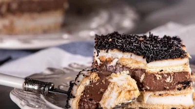 Όλη η μαγεία είναι στη γέμιση - Εύκολο και γευστικό γλυκό ψυγείου με μπισκότα