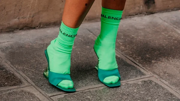 Κάλτσες μέχρι το γόνατο! Το νέο trend που θα λατρέψεις