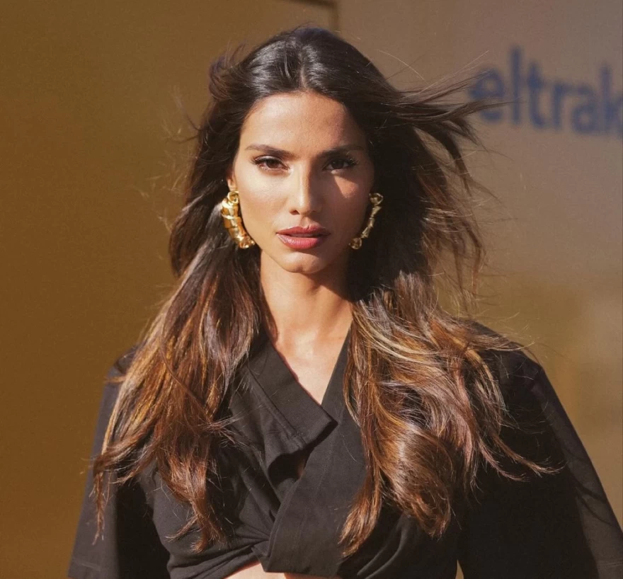 Η Ηλιάνα Παπαγεωργίου υιοθέτησε ένα από τα πιο iconic 90's hair-look που είναι πηγή έμπνευσης!