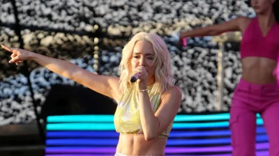 Στον Άγιο Δομίνικο ο σύζυγος και τα παιδιά της Καλομοίρα - Η τρυφερή οικογενειακή φωτογραφία στην ζούγκλα