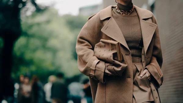 Καμηλό παλτό: Η διαχρονική τάση που ξεπερνά όλες τις άλλες