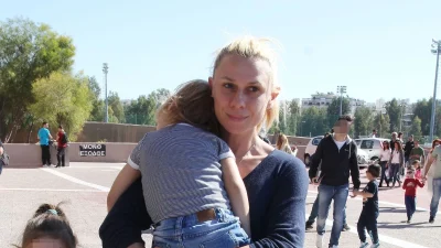 Στα διαλλείματα από τα πολύωρα γυρίσματα στο ΣΚΑΪ - Στο γήπεδο η Κατερίνα Καραβάτου με τον γιο της Αρίωνα