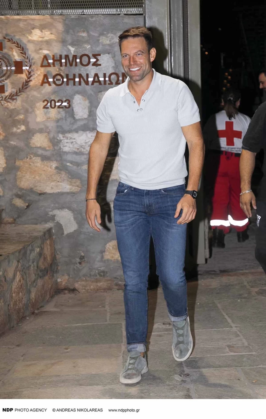 Χωρίς τον Tyler McBeth στο Ηρώδειο ο Στέφανος Κασσελάκης - Με λευκό πουκάμισο και τζιν δίπλα σε ιδιαίτερη παρέα