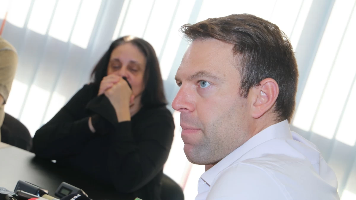 Τραγωδία Τέμπη: Βαρύ το κλίμα στη συνάντηση του Στέφανου Κασσελάκη με τις οικογένειες των θυμάτων