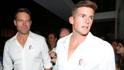 Οι πρώτες εικόνες του Στέφανου Κασσελάκη & του McBeth με τις βέρες στο χέρι - «Πώς θα λέγεται ο Τάιλερ σε περίπτωση που γίνει πρωθυπουργός; Πρώτος κύριος;» Χαμός στο twitter