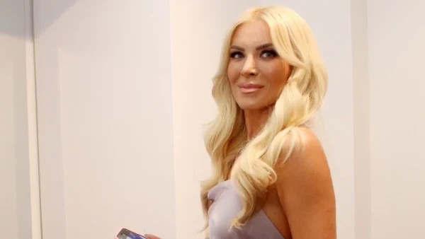 Με ολόλευκό μίντι φόρεμα, ασορτί με το μωρό - Η Κατερίνα Καινούργιου έγινε νονά