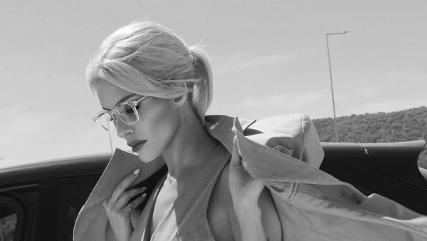 Μίνι πλισέ φούστα: Η Κατερίνα Καινούργιου είναι το it-girl της σεζόν!