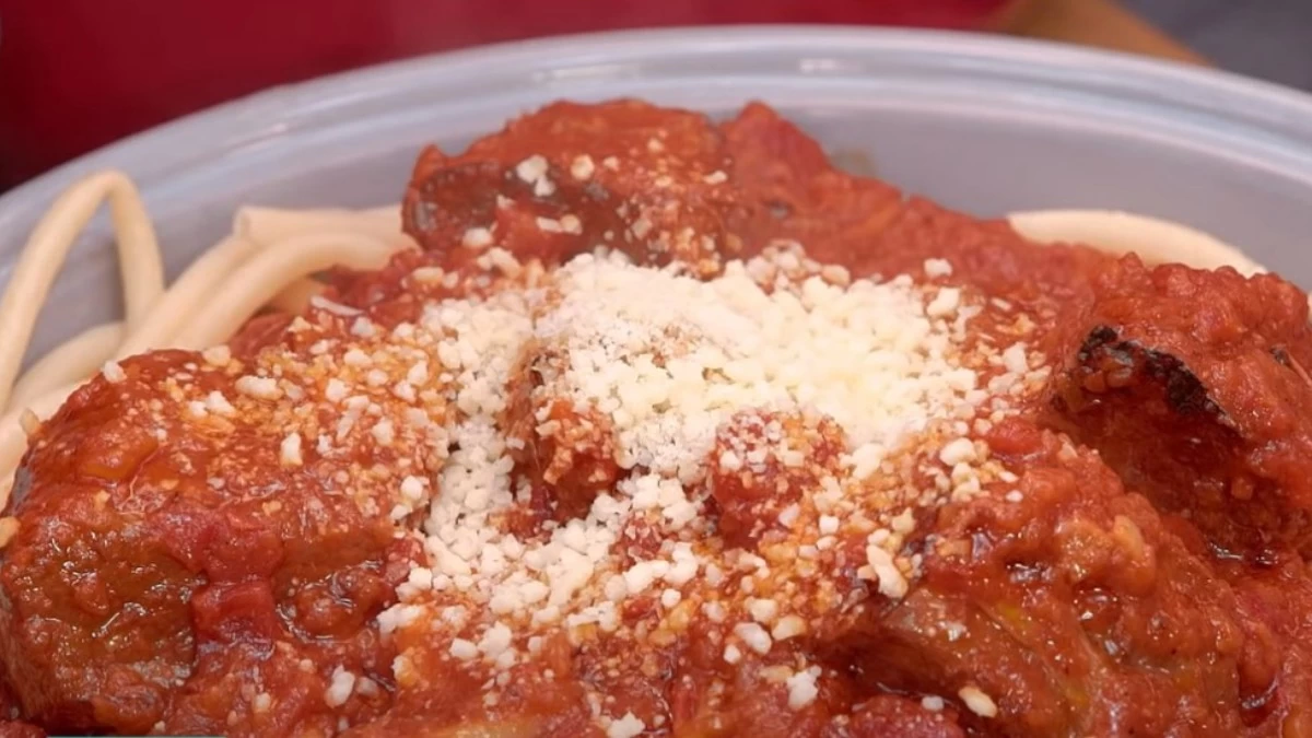 Μοσχαράκι κοκκινιστό που «λιώνει» στο στόμα, με χοντρά μακαρόνια