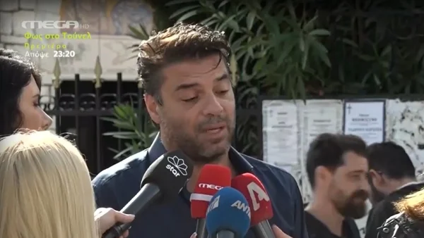 «Δεν είμαι ακόμα έτοιμος να...» - "Έσπασε" μπροστά στην κάμερα του Πάμε Δανάη ο κολλητός του Αίαντα Μανθόπουλου στην κηδεία του