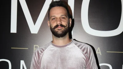 Εισέβαλε στο πλατό του Happy Day η κούκλα σύντροφος του Λευτέρη Μητσόπουλου -  Δείτε την αντίδραση του