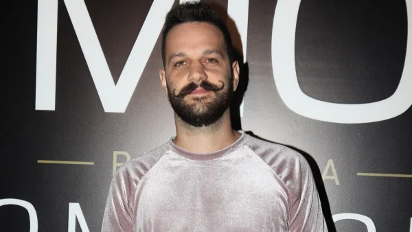 Εισέβαλε στο πλατό του Happy Day η κούκλα σύντροφος του Λευτέρη Μητσόπουλου -  Δείτε την αντίδραση του