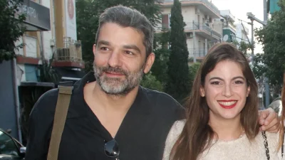 Αγκαλιασμένοι και αδιάφοροι για τις κάμερες και τα βλέμματα τριγύρω τους - Η σπάνια δημόσια εμφάνιση του Πέτρου Λαγούτη με τη Μάρθα Λαμπίρη Φεντόρουφ