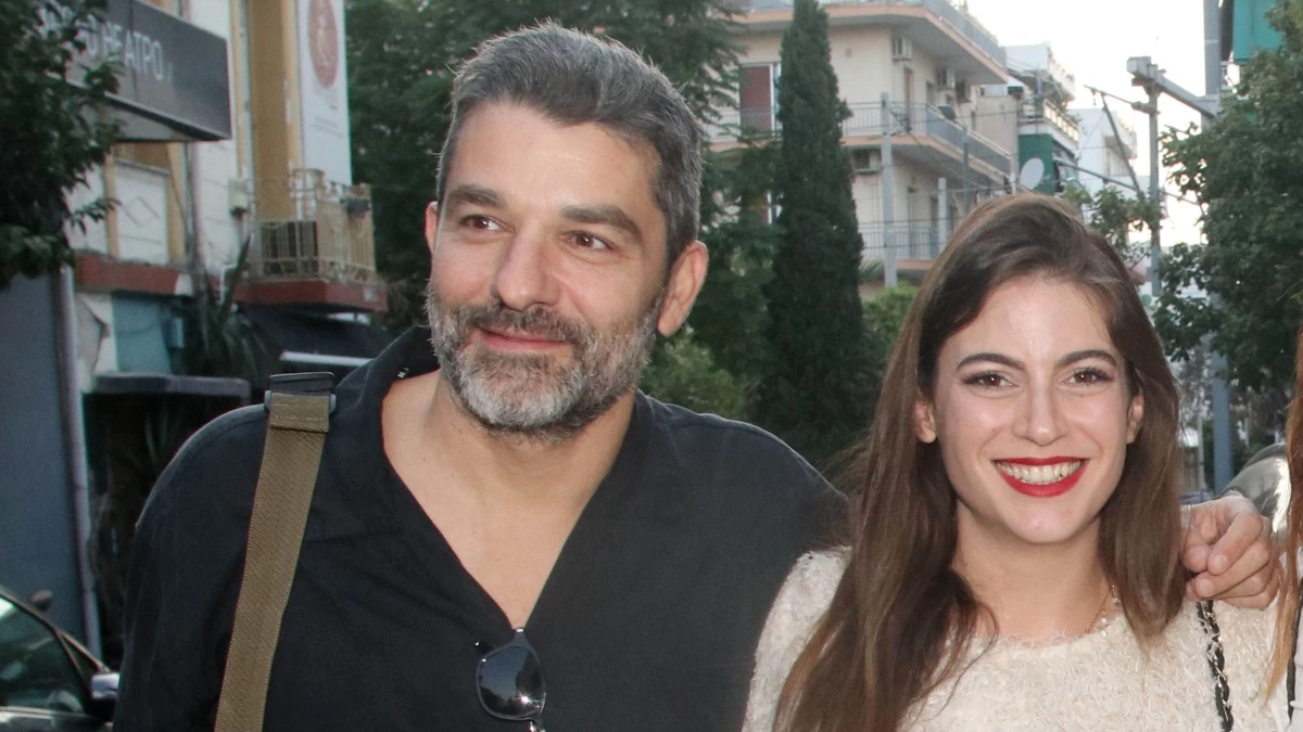 Αγκαλιασμένοι και αδιάφοροι για τις κάμερες και τα βλέμματα τριγύρω τους - Η σπάνια δημόσια εμφάνιση του Πέτρου Λαγούτη με τη Μάρθα Λαμπίρη Φεντόρουφ