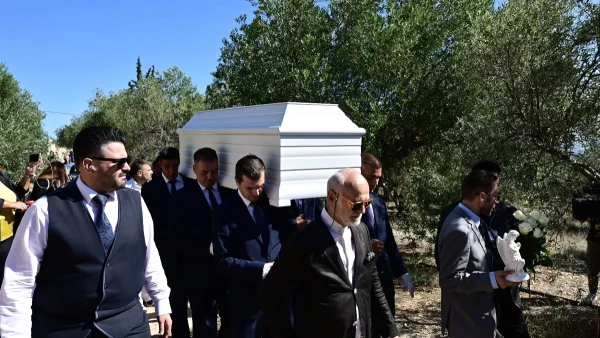 Δεν το πήρε σχεδόν κανείς χαμπάρι: Η κίνηση του πρώην συντρόφου της Μαίρης Χρονοπούλου, Νίκου, πάνω από το φέρετρό της