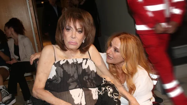 Εντυπωσιακή με φλοράλ φόρεμα και τεράστιο χαμόγελο - Η τελευταία δημόσια εμφάνιση της Μαίρης Χρονοπούλου