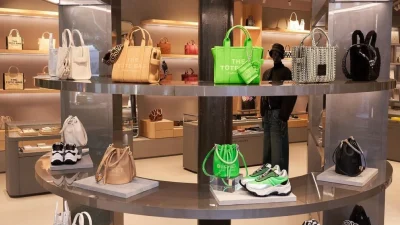 Μοντέλο πέφτει από τις σκάλες: Σάλος με το βίντεο καμπάνιας για τη νέα τσάντα διάσημου Οίκου μόδας